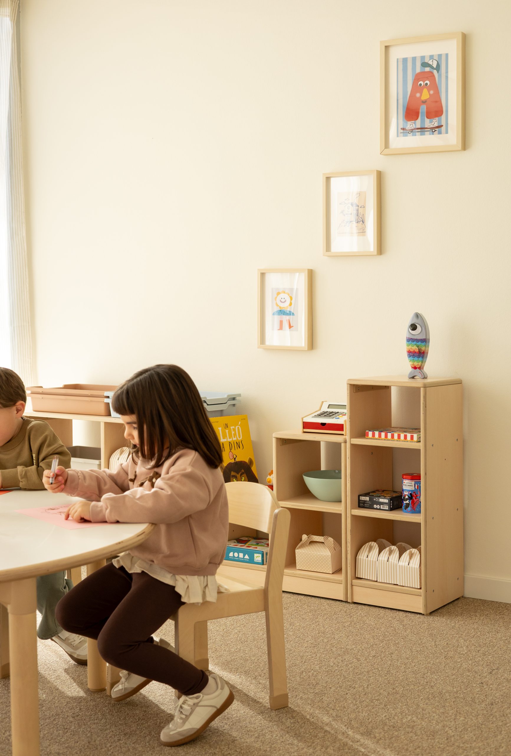 Armario infantil modular LIN de Mirplay en un aula con material didáctico