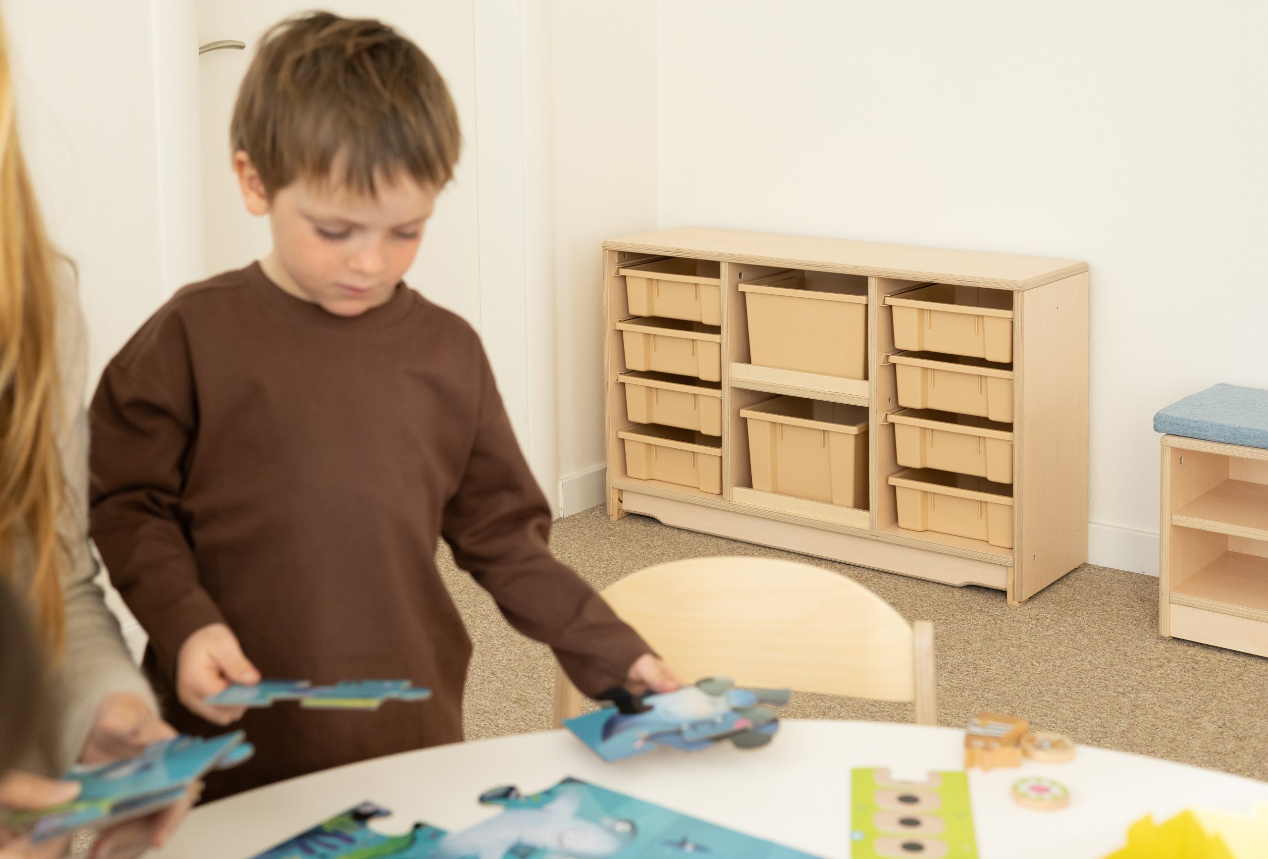 Armario infantil Pine de Mirplay con diez cubetas en un aula infantil