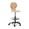 Taburete escolar Lia Wood Stool de Mirplay en madera natural, con reposapiés y ruedas