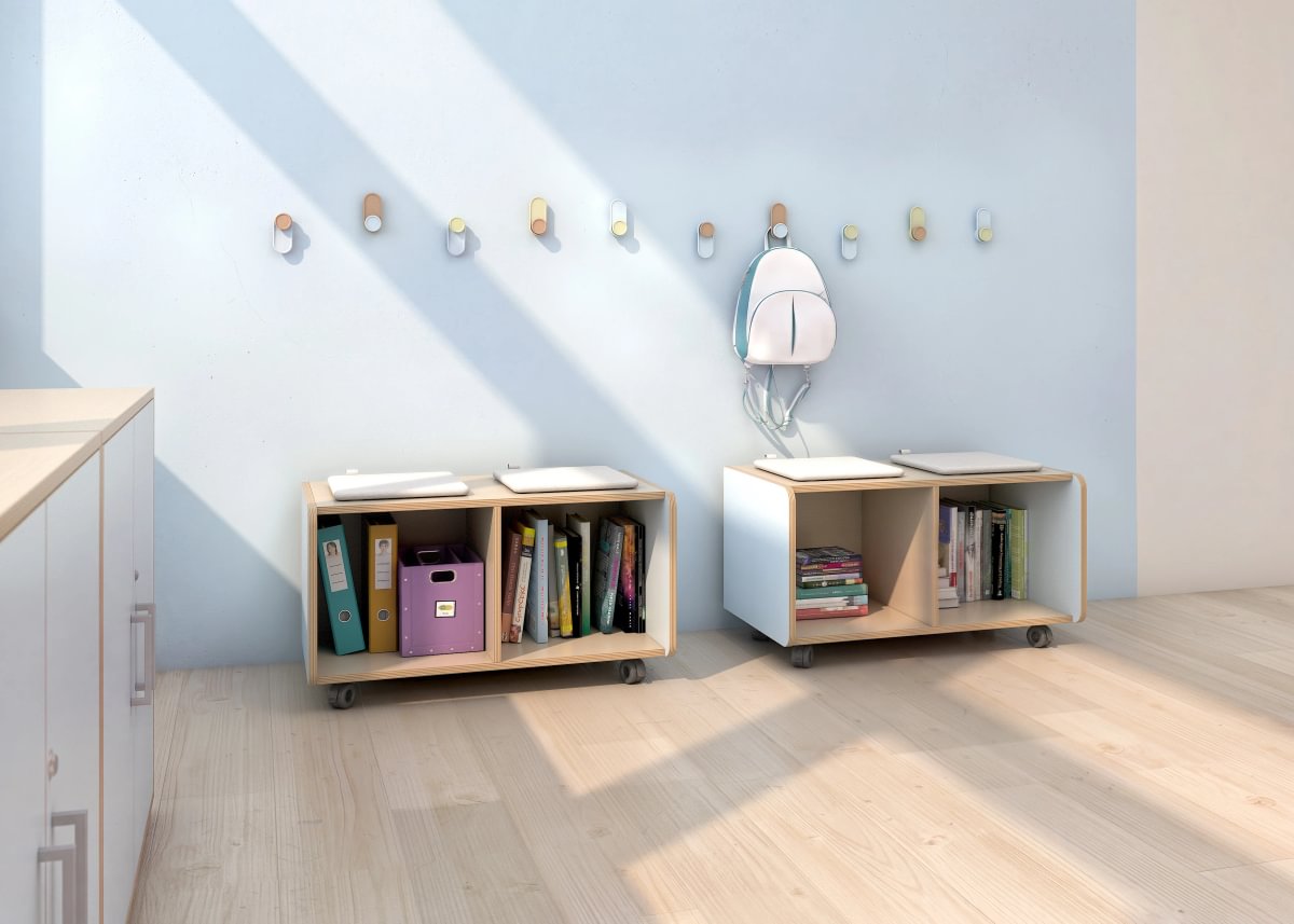 Bancos KI de Mirplay con libros y cojines opcionales en un aula