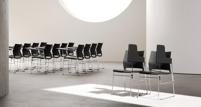 Sillas Omega en una sala para colectividades