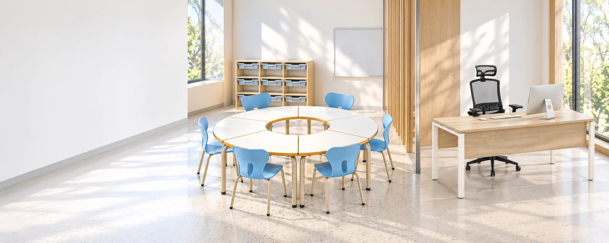 Recreación de dos ambientes: aula con conjunto HEXA y sillas LIA azules, y oficina con mesa Pórtica y silla Aira