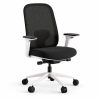 Silla HALO White de Intacor con brazos 4D y tapizado negro, sin cabecero